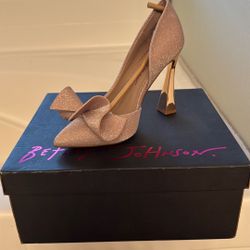 NEW-NEVER WORN Betsey Johnson Pump