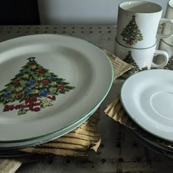 Pretty Christmas Holiday Tree, 12 Pc, 4 Place Setting By Alco Industries. Never Did Get Used. Brighten Up Your Table. Sylvania Near Upton. Or Meet Eas