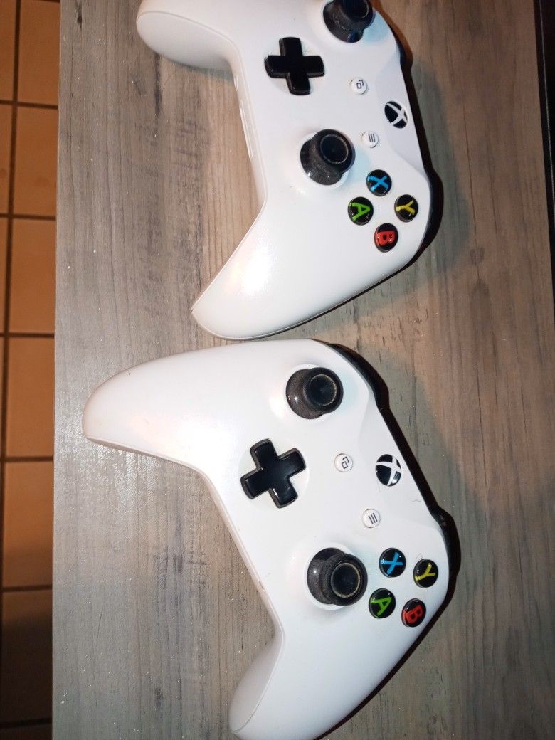 2 Xbox Controllers