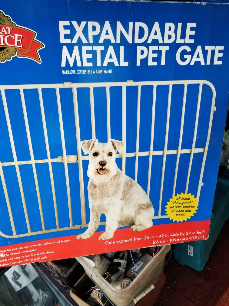 Expandable metal pet gate
