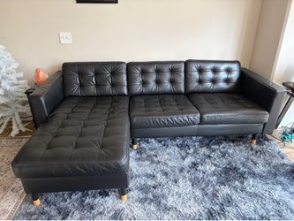 Modern Black L-Shaped Sectional Sofa with Chaise. Excellent Condition