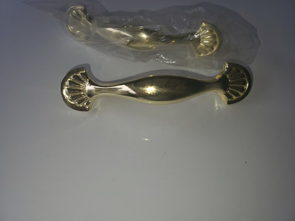 Extra hardware for cabinets