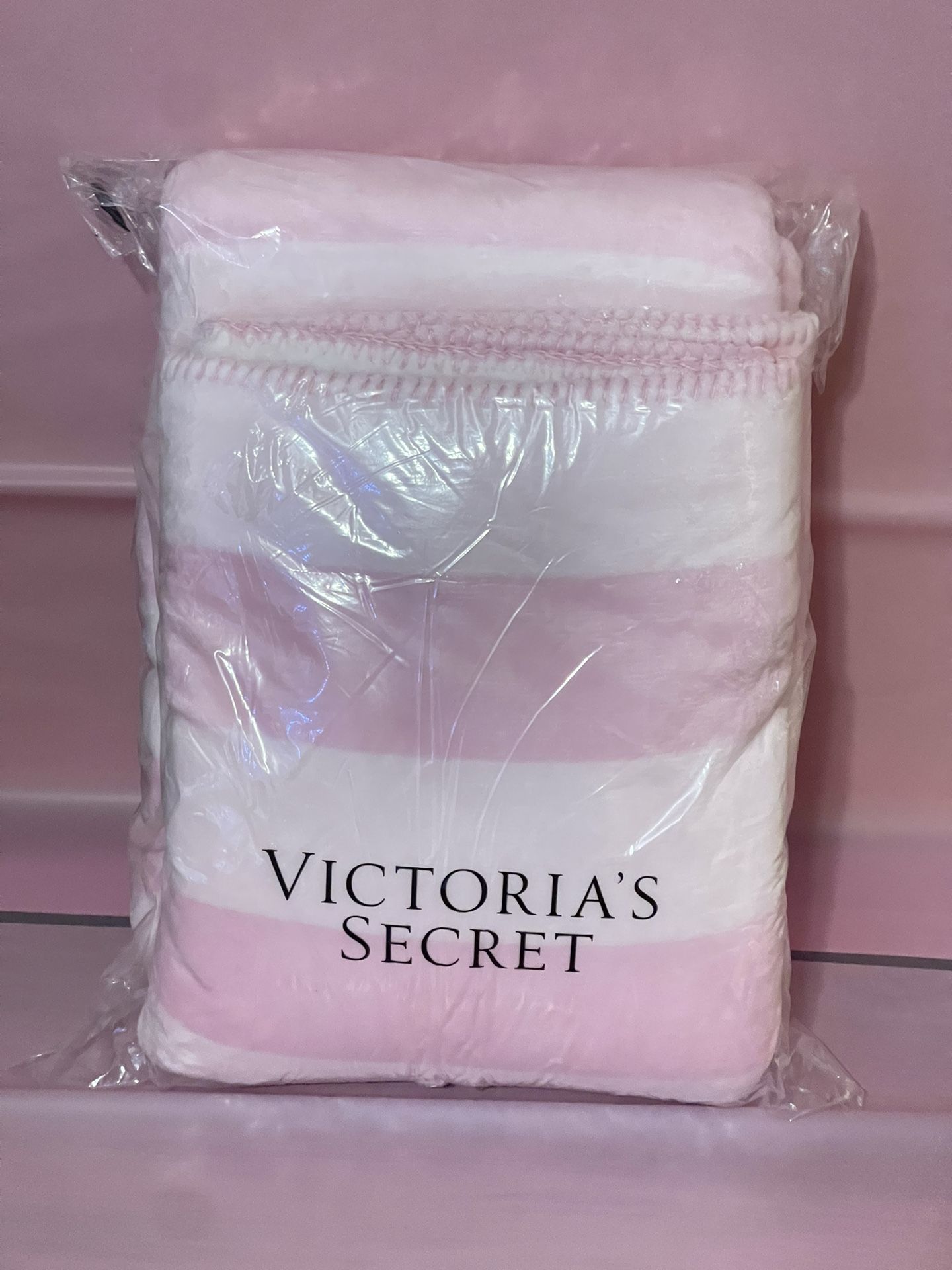 NEW Victoria's Secret ‘Signature’ Cozy Plush Blanket