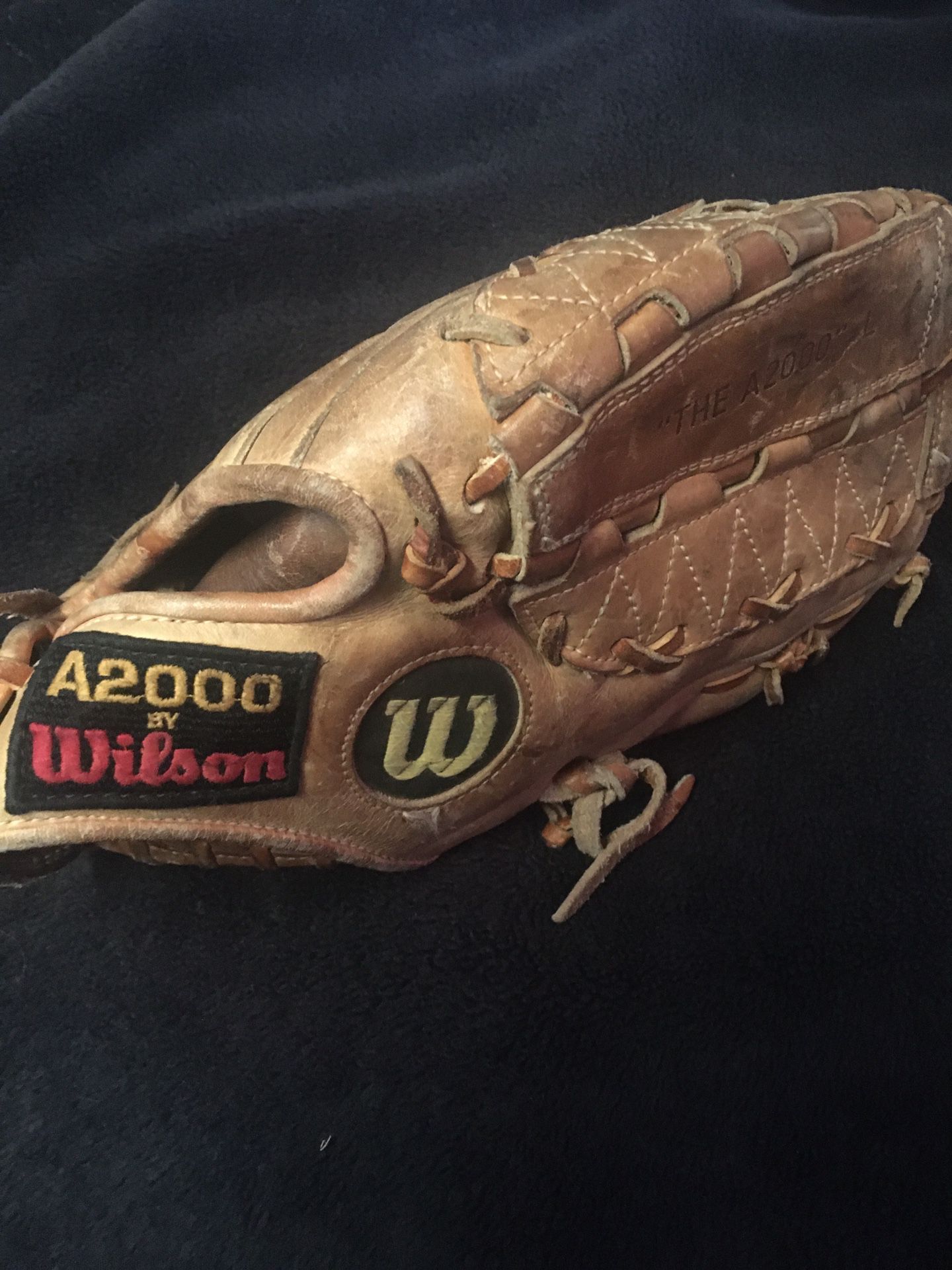 Wilson A2000 11 3/4 baseball or softball glove good condition