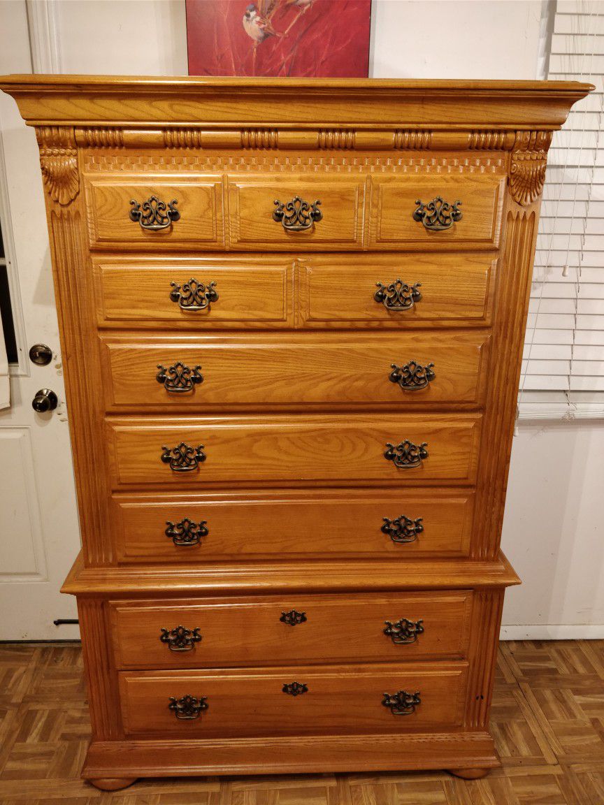 Solid wood giant dresser with big 7 drawers in very good condition, made in USA, all drawers sliding smoothly