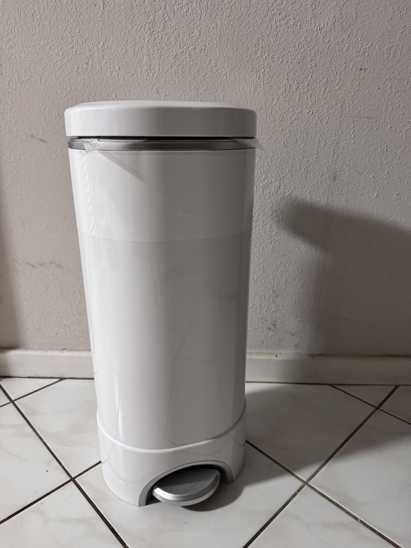 Munchkin STEP Diaper Pail, Powered by Arm & Hammer 