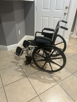silla ruedas nueva el chassis no tiene ray ones y los frenos desbloquean perfectamente sus descansapies originales es mania