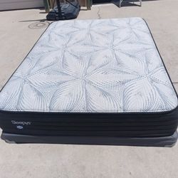 Queen Sealy Mattress And Box Spring 