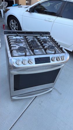 🔥 LG Gas Stove – 5 Burners 🔥 Selling an LG stainless steel gas range with 5 burners, a large oven, digital display, and convection feature.