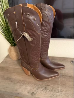 New boots dingo women size 8.5