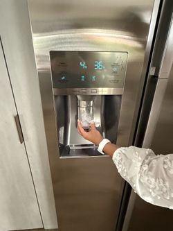 Refrigerador marca Samsung en buen estado. Stainless steal fonciona el hielo pero el control el agua no esta funcionando