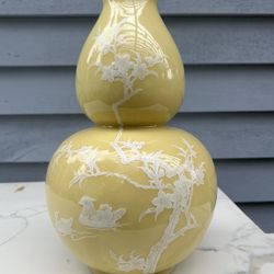 567 Large Gourd Vase With White Plum Blossom Pattern On Yellow Ground