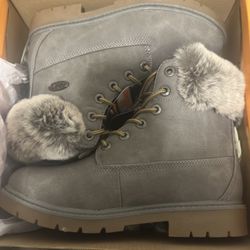 📦 Brand New Women’s Winter Boots – Size 7