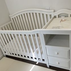 Baby Crib With Drawer/changing Station