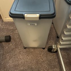 Food storage bin