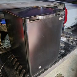 Mini Fridge / Beverage Refrigerator Ice Box
