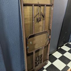 Table w/folding legs