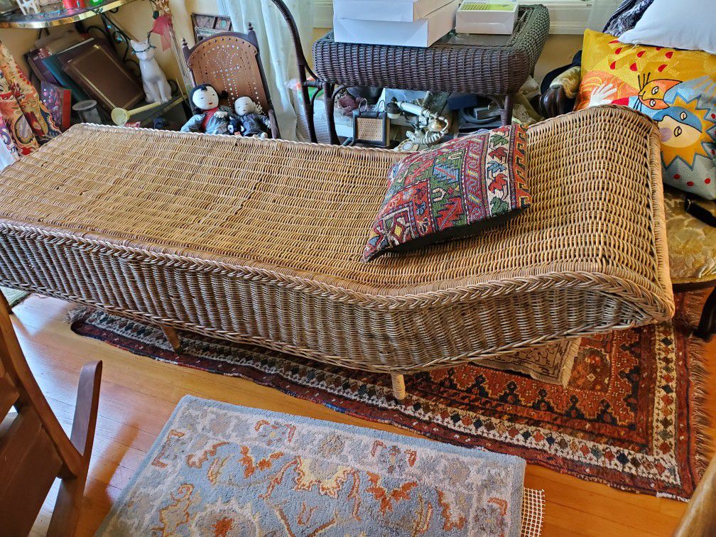 Antique wicker "fainting couch"