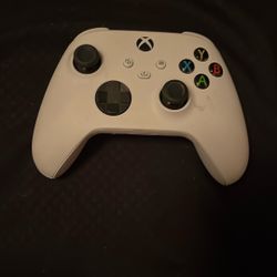 white Xbox 1 Controller 