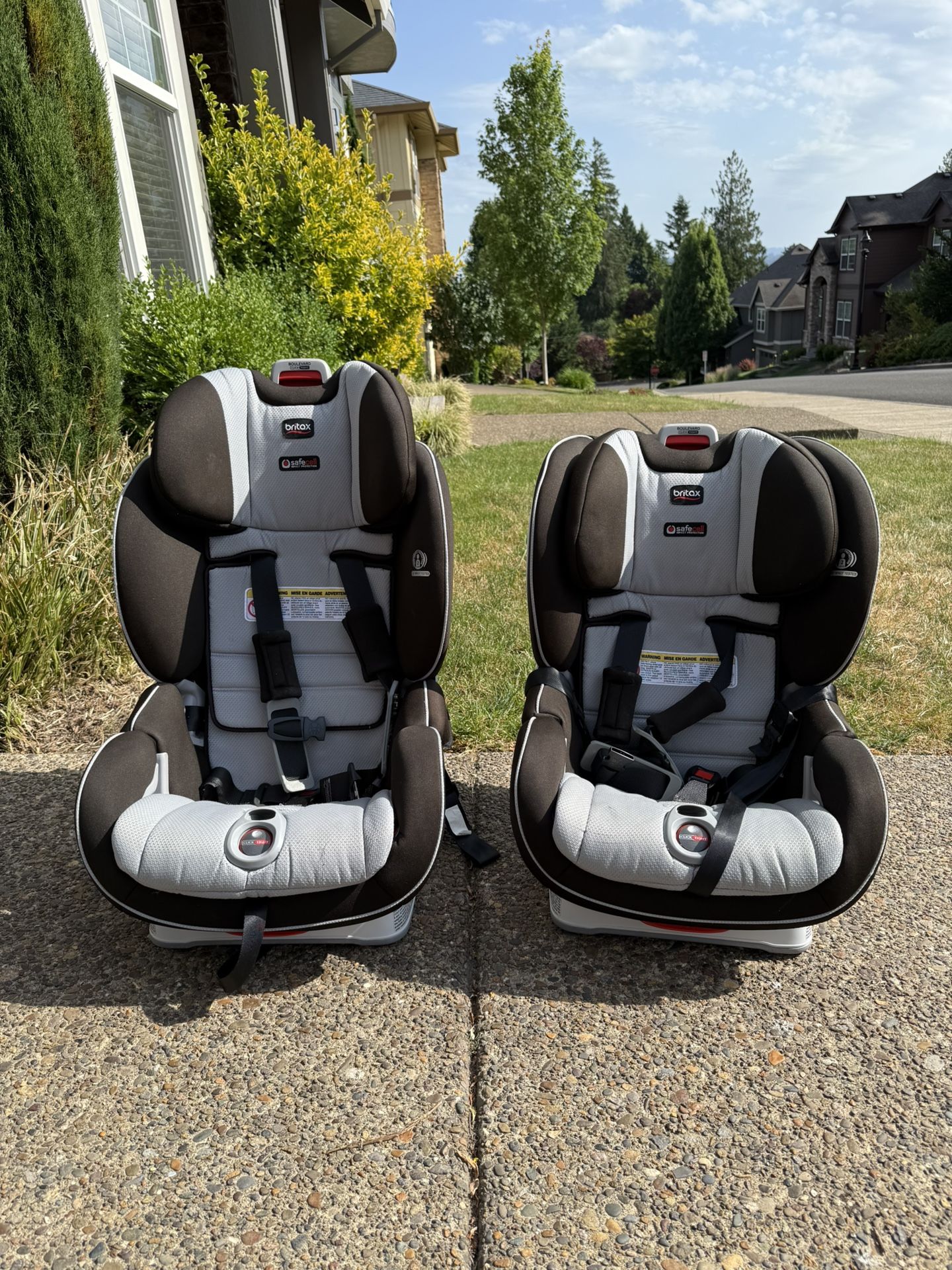 Britax Convertible car seat - Grow As You Go (2 Available)