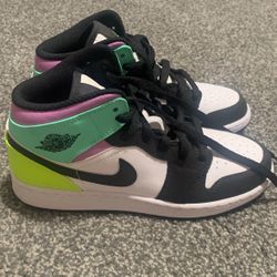Jordan 1’s Mid Pastel Black Toe (GS)