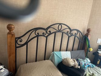 Queen bed with adjustable mattress