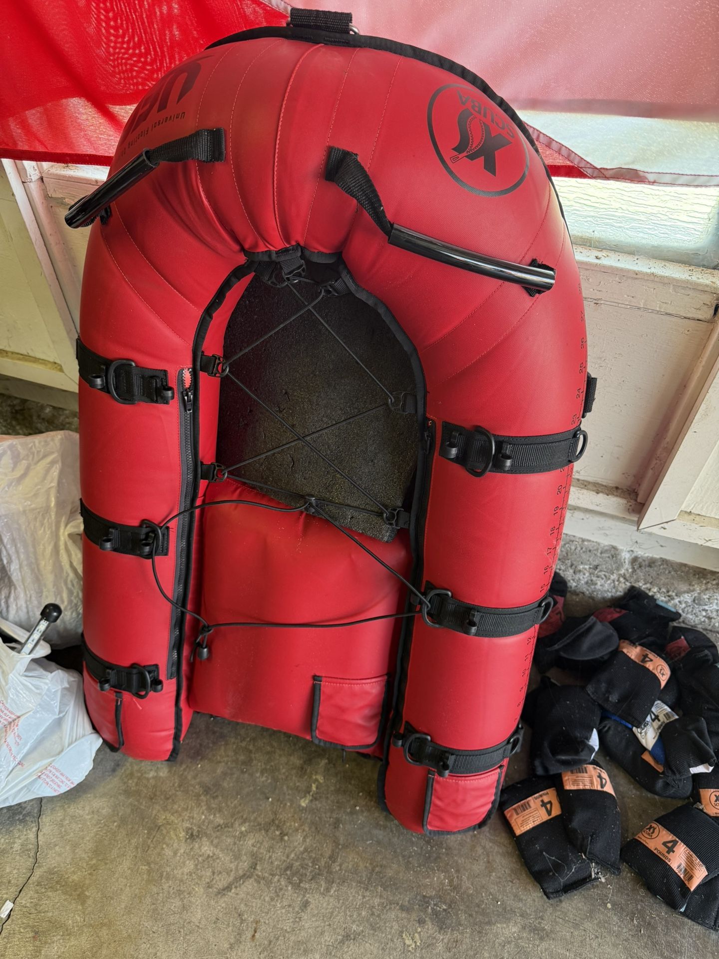 The UFO is a versatile, floating platform that can be adapted to numerous uses with the addition of customized kits and accessories. Use it for spearf