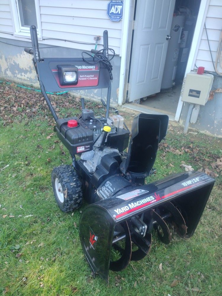 YARD MACHINES 2 STAGE SNOWBLOWER