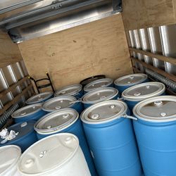 HEAVY DUTY BLUE PLASTIC 55 GALLON SHIPPING DRUMS WITH REMOVABLE LIDS AND CLAMPS $45 EACH DELIVERY AVAILABLE $$