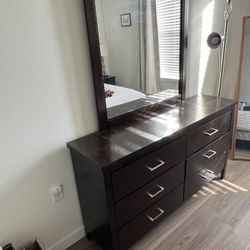 Dresser With Mirror