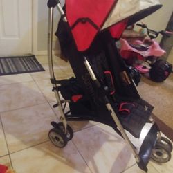 Like New Summer 3D Lite Stroller, Lots Of Storage, Easy To Push And Carry With Over The Shoulder Strap. Easy To Open And Close