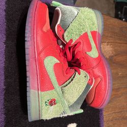 Nike SB Dunk Strawberry Cough