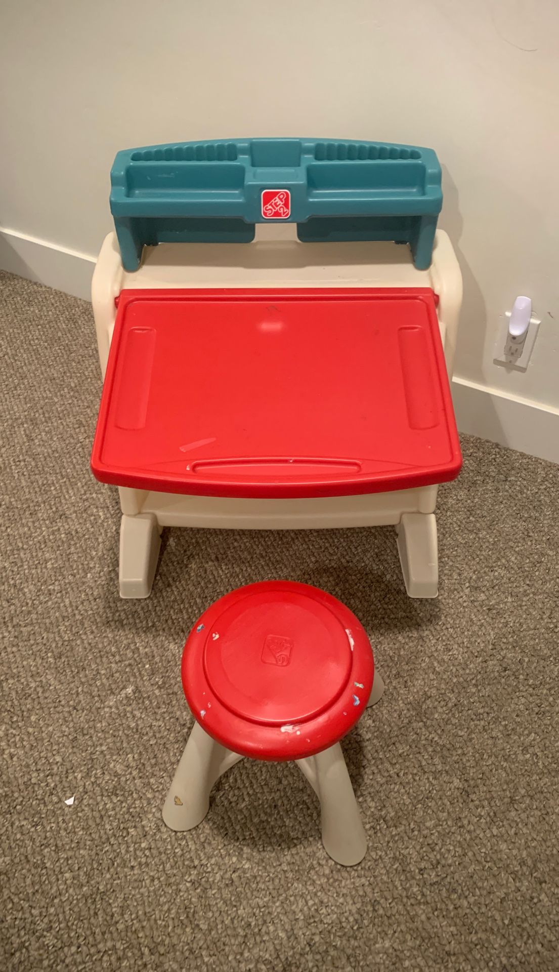 Step 2 drawing desk for kids with stool