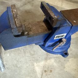 Central Forge Bench Vise – Swivel Base, Anvil Surface