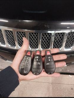 Car Keys And Remotes  / Llaves De Carro Y Controlles