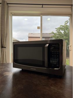 TOSHIBA Countertop Microwave Oven with Inverter Technology