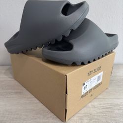 Yeezy SLIDE ‘Granite’