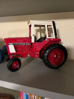 International 1586 toy tractor