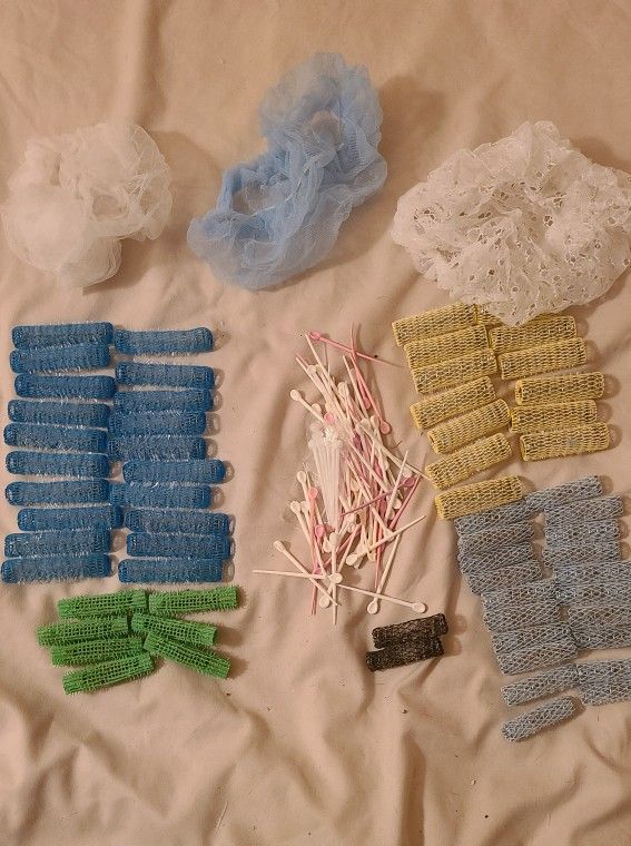 Rare Vintage Self gripping 72 hair curlers rollers 7 green, 2 black, 20 dark blue, 30 light blue, 13 yellow, 73 white pics, 19 pink pics, (total 3 hai