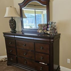 Dresser With Mirror, Gorgeous Wood, Excellent Condition 