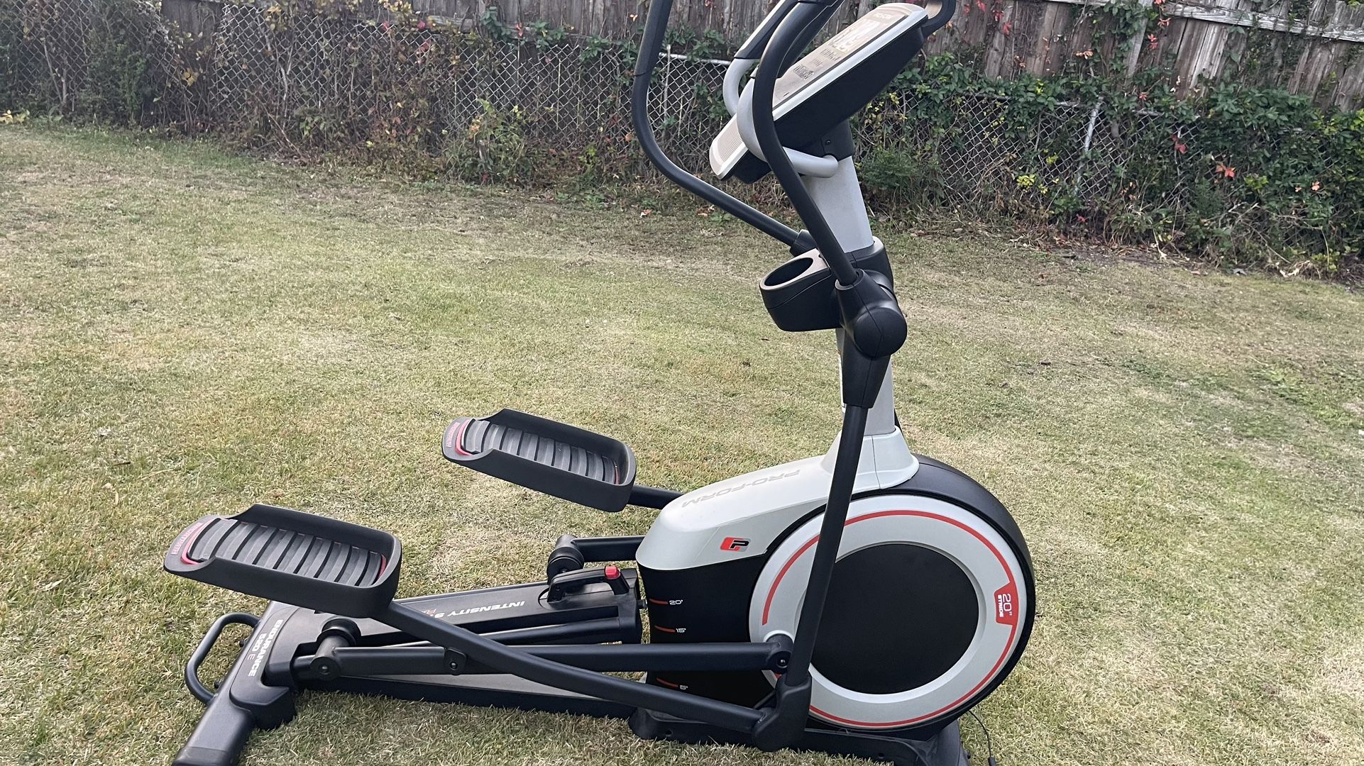 Like new-The ProForm Endurance 520 E Elliptical.