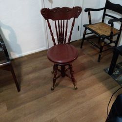 Vintage Piano Stool With Swivel Seat $30