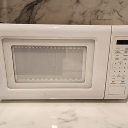 Magic Chef 0.7 cu. ft. 700-Watt White Microwave