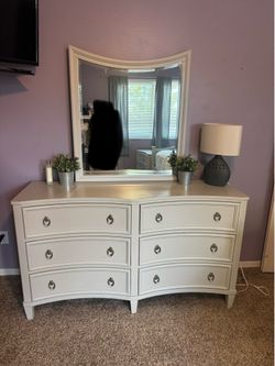 Rooms To Go Light Grey Twin Bed Set w/ Storage + Matching Dresser & Nightstand
