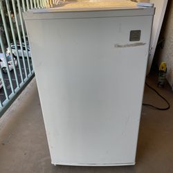 Large Mini fridge With Freezer Compartment