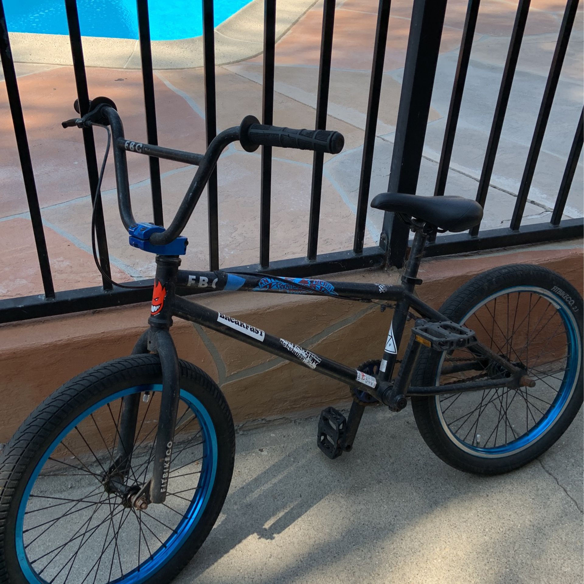 black fit bike with blue rims