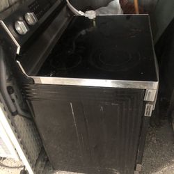 In Great Condition It Has A Built In Air Fryer As Well. Jus Need Clean It Will Be Clean Upon Purchase 