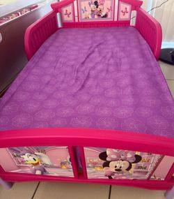 Cama nueva con colchon  para niñas sin usarse