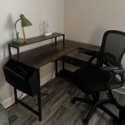 Reversible Corner Desk With USB Plug In 