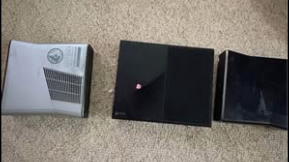 Xbox 360 halo reach silver + Xbox 360 black + Xbox 1 (untested) for parts/repair